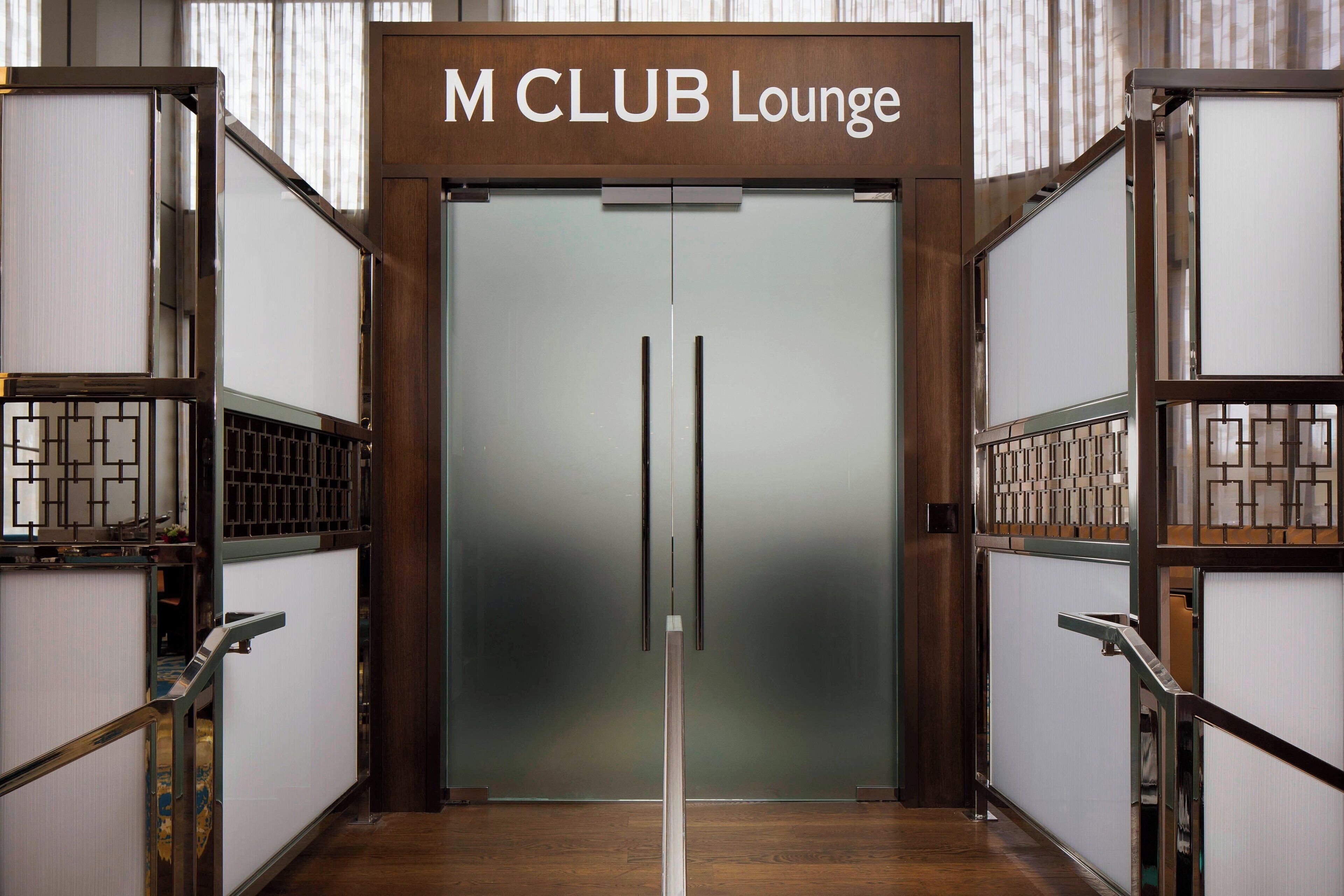 club room, 1 king bed | lounge | 2 bars/lounges, wine bar