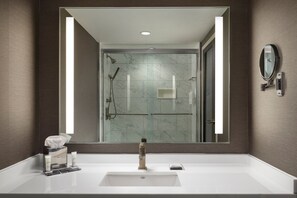 Shower, free toiletries, hair dryer, towels - Teaneck Marriott at Glenpointe (Teaneck)