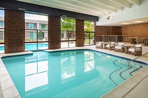 Una piscina techada, una piscina al aire libre