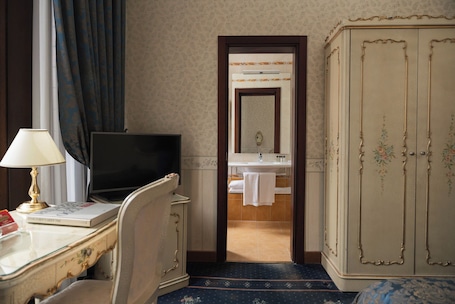 Superior Double Room | Hypo-allergenic bedding, down comforters, minibar, in-room safe. Hotel Montecarlo