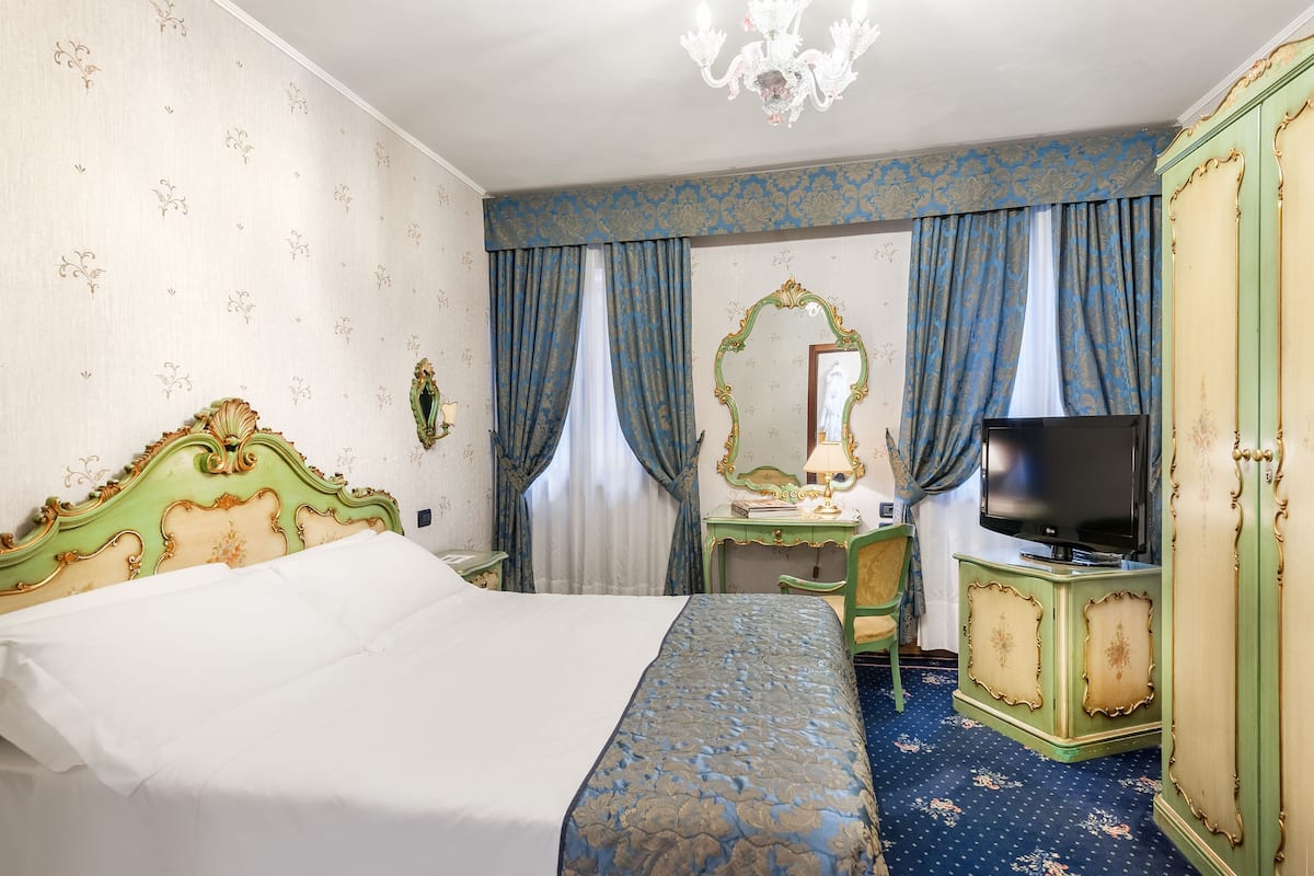 Classic Double Room | Hypo-allergenic bedding, down comforters, minibar, in-room safe