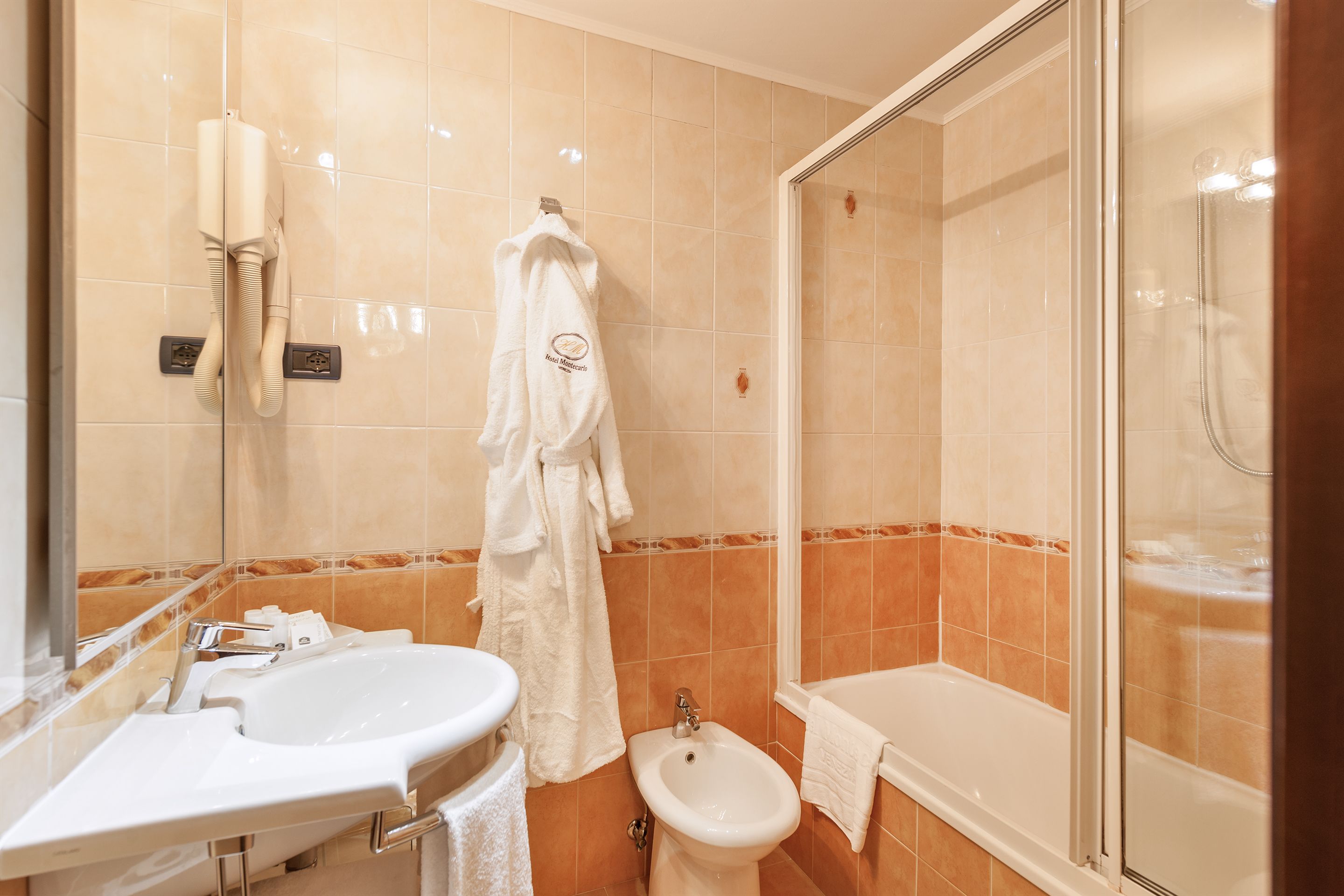 Un baño con lavamanos, bidé y bañera.