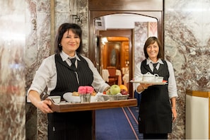 Petit déjeuner buffet (20.00 EUR par personne)