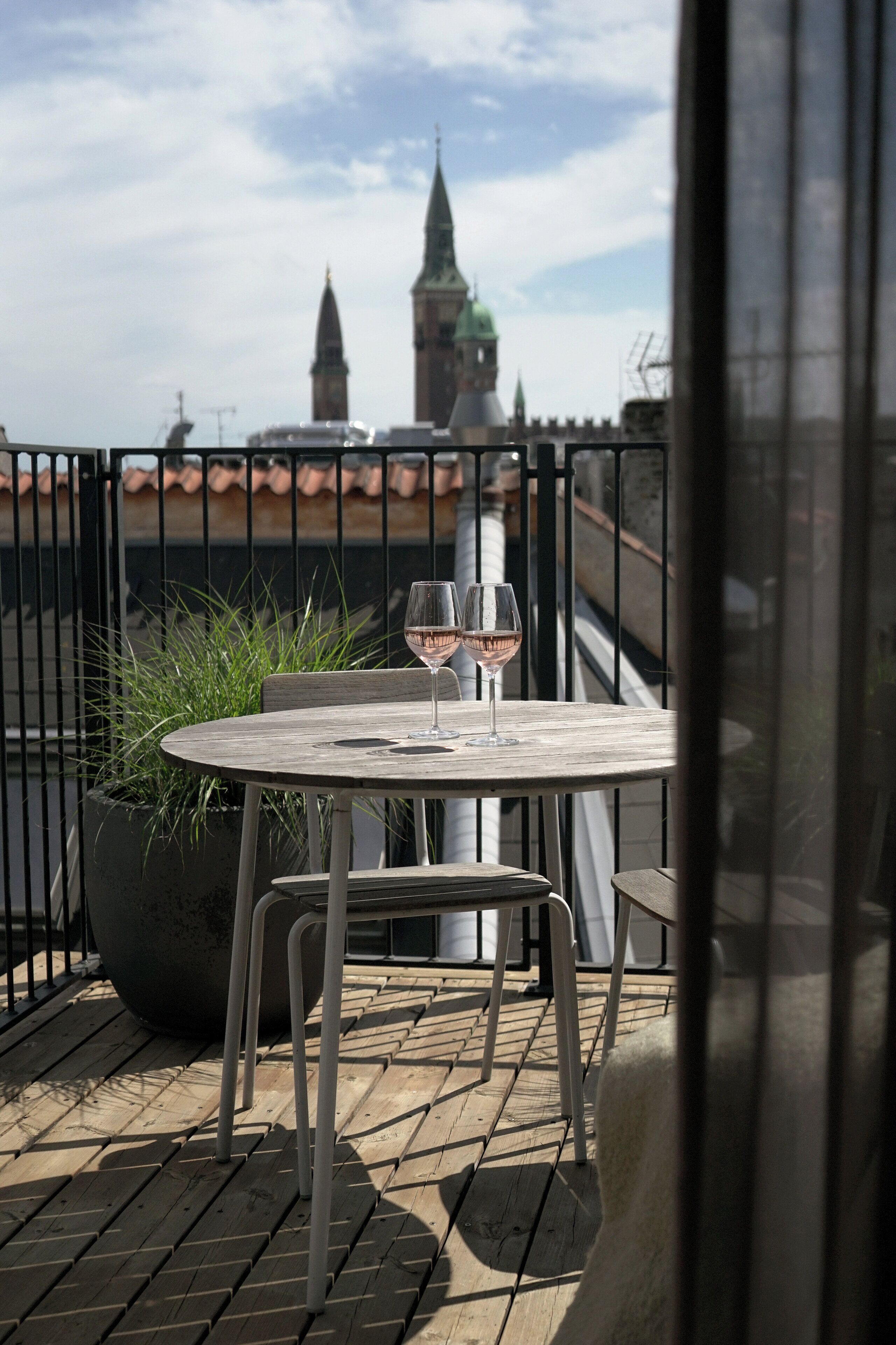 penthouse with balcony | hypo-allergenic bedding, down duvets, in-room safe, soundproofing