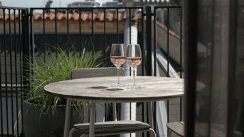 Penthouse with Balcony | Allergitestade sÀngklÀder, duntÀcken och vÀrdeförvaringsskÄp pÄ rummet