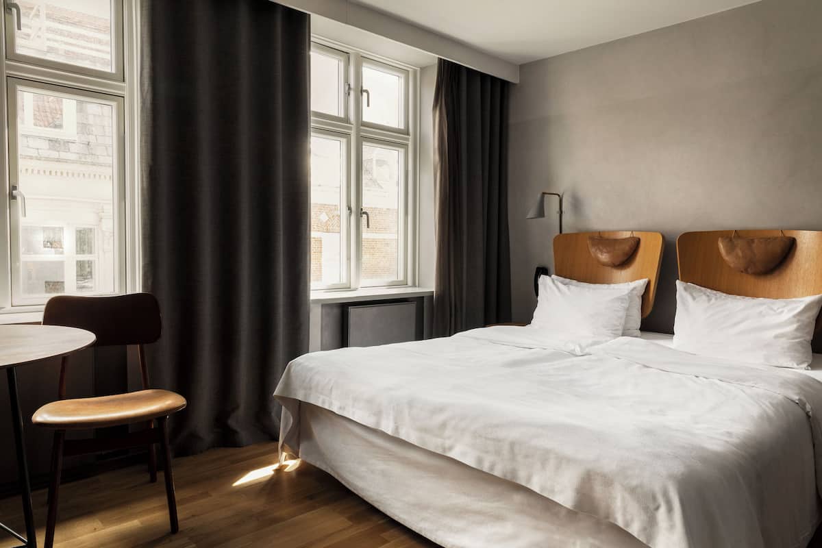 Dobbelt- eller tomannsrom – standard | Allergitestet sengetøy, dundyner, safe på rommet og lydisolert