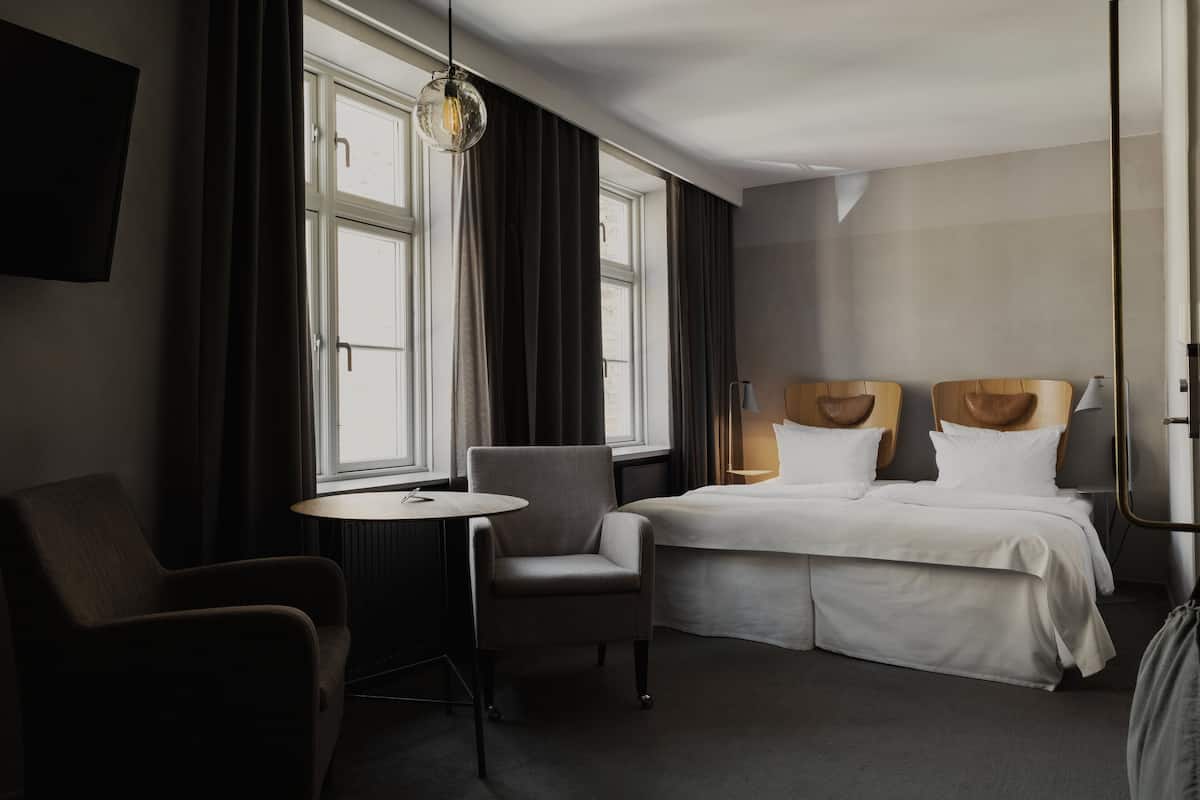 Hypo-allergenic bedding, down duvets, in-room safe, soundproofing
