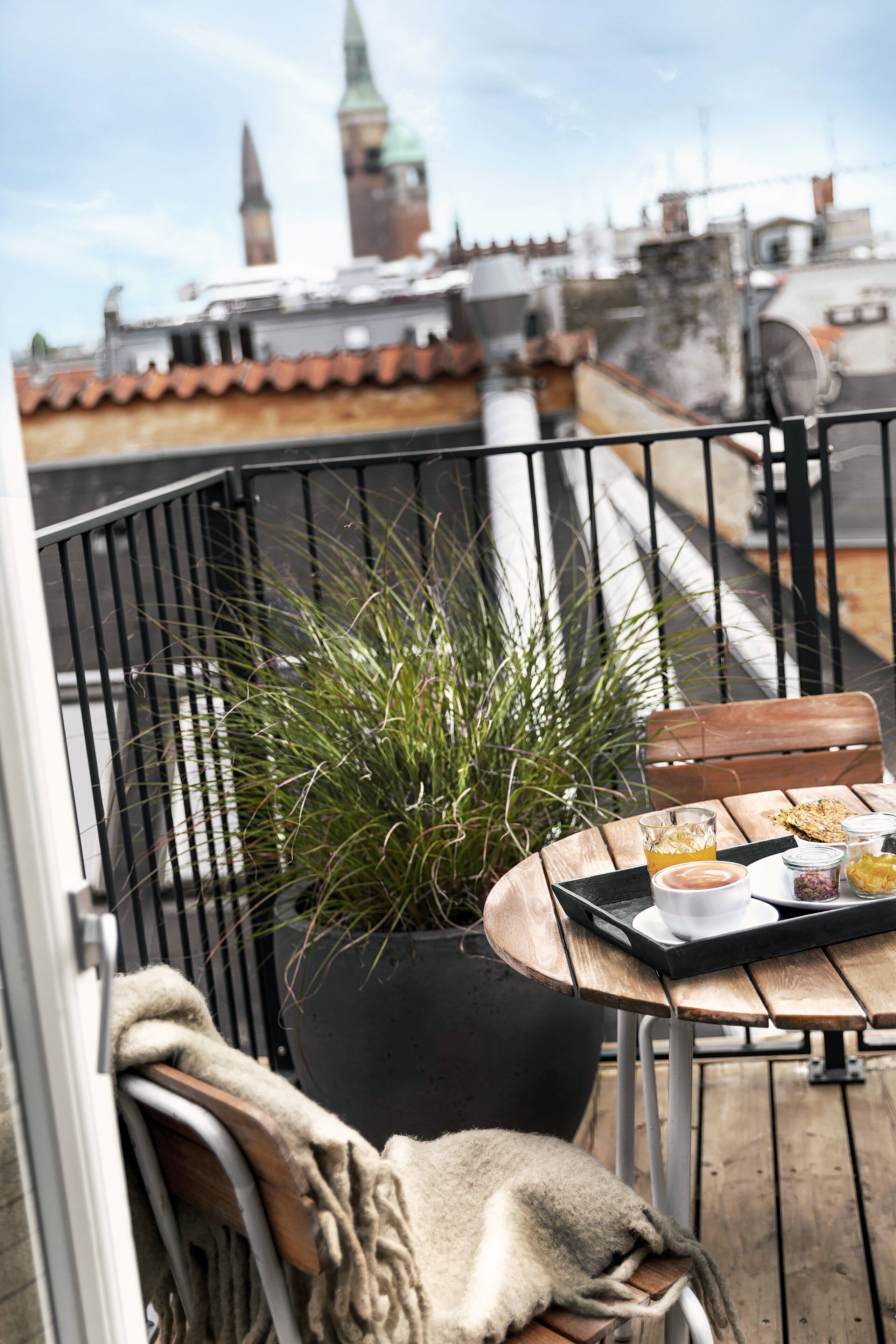 Penthouse with Balcony | Allergitestade sängkläder, duntäcken och värdeförvaringsskåp på rummet