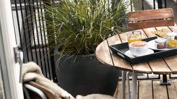 Penthouse with Balcony | Hypo-allergenic bedding, down duvets, in-room safe, soundproofing