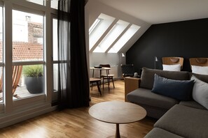 Penthouse with Balcony | Oppholdsområde | En 40-tommers Flatskjerm-TV med digitale kanaler samt TV