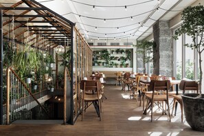 Petit déjeuner buffet (225 DKK par personne)