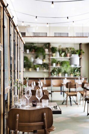 2 restauranter: frokost, lunsj og middag serveres