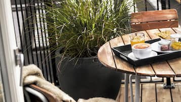 Penthouse with Balcony | 陽台