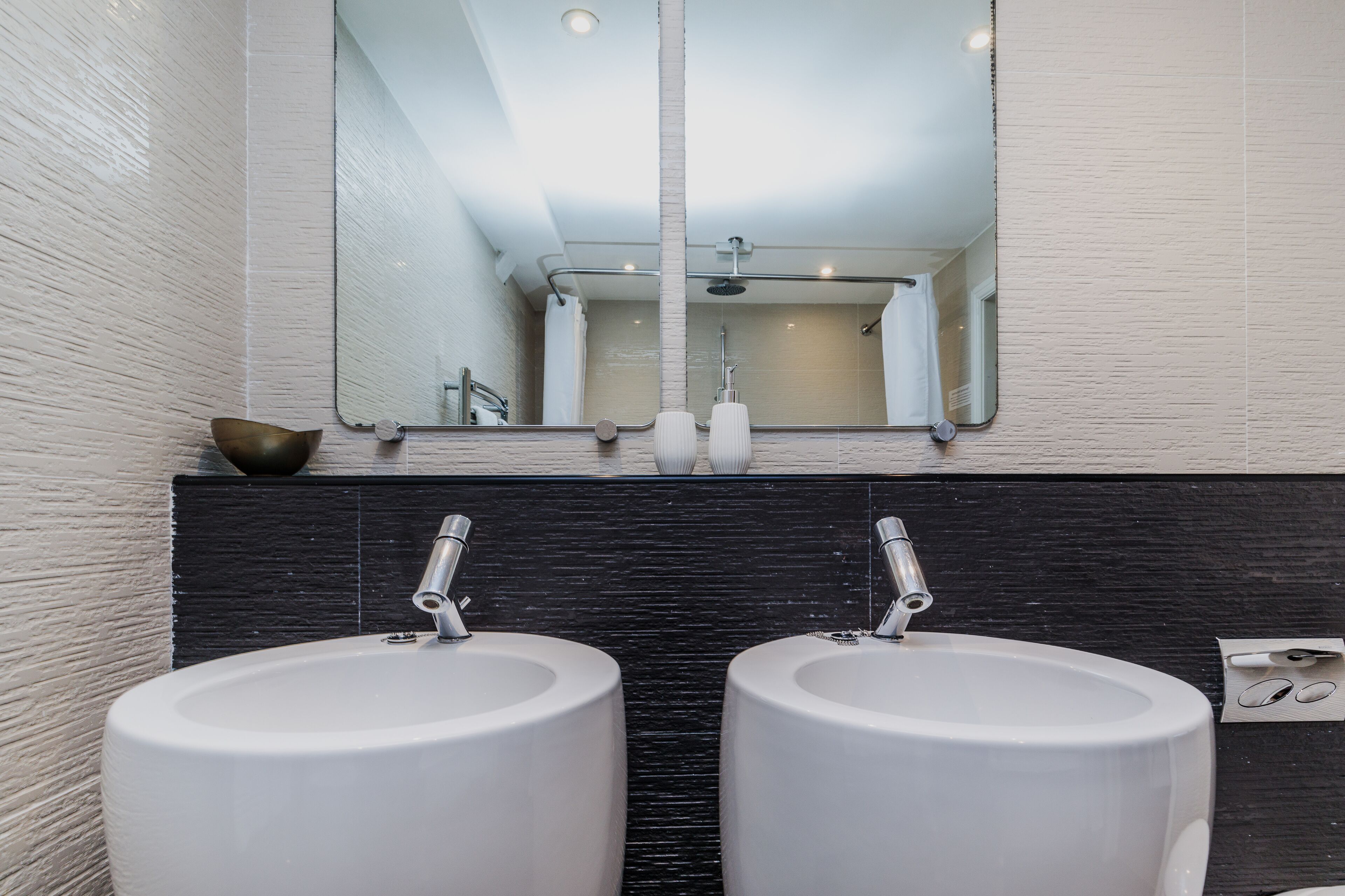 combined shower/bathtub, hair dryer, bathrobes, towels