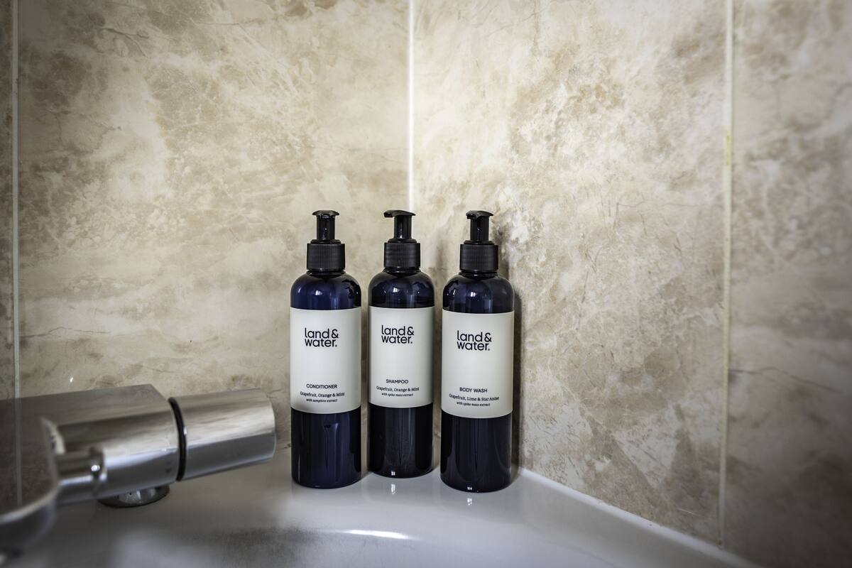 combined shower/bathtub, hair dryer, bathrobes, towels