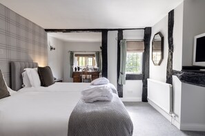 Superior tweepersoonskamer | Luxe beddengoed, een minibar, individueel gedecoreerd