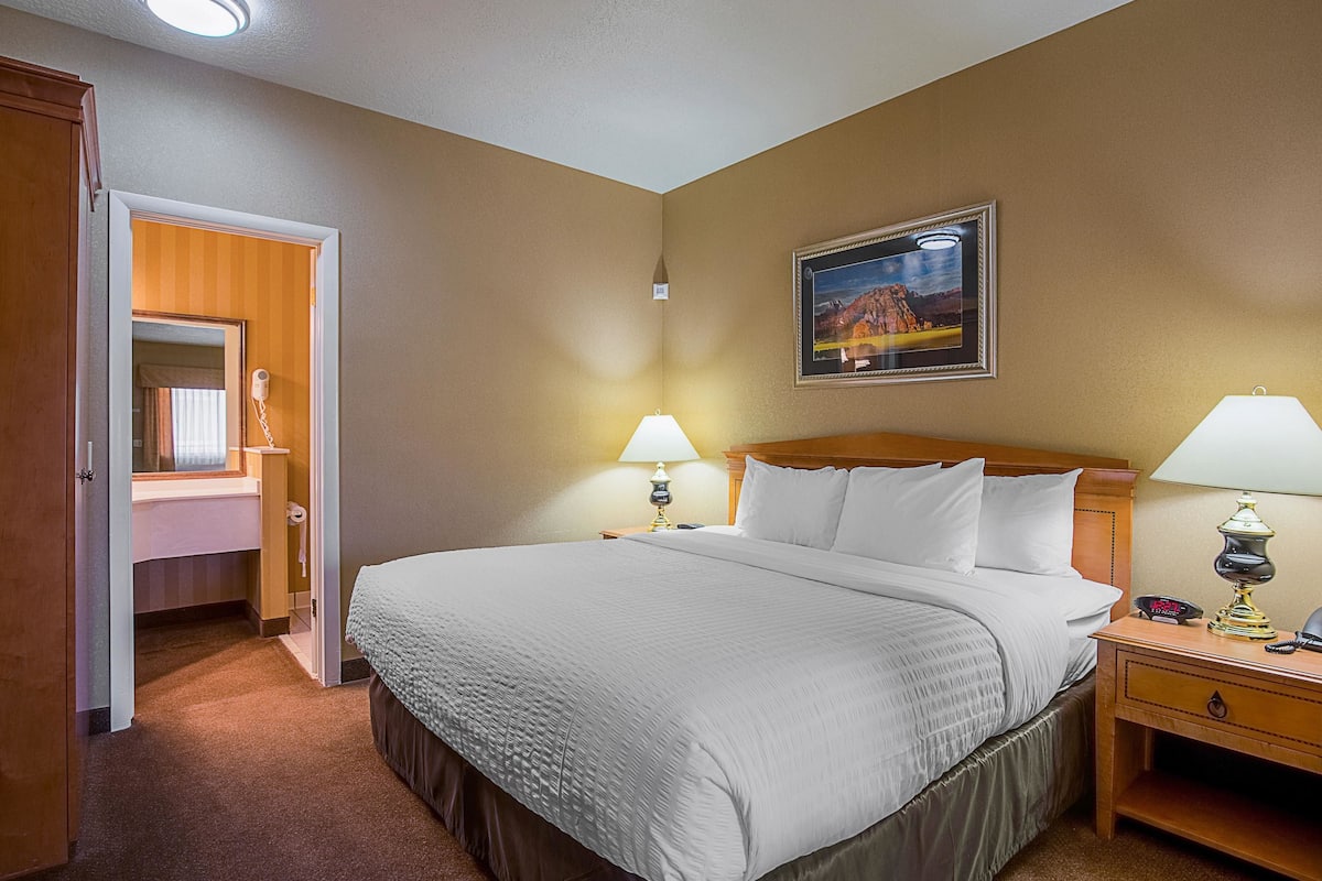 Premium bedding, down duvets, desk, blackout curtains