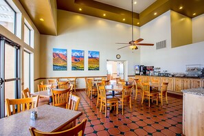 Café da manhã com buffet grÔtis todos os dias