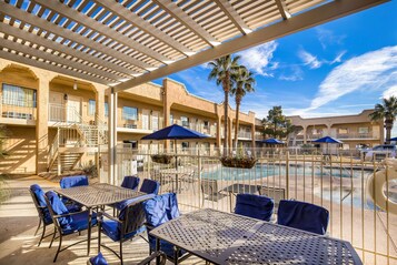 Piscine extérieure en saison, piscine chauffée, parasols