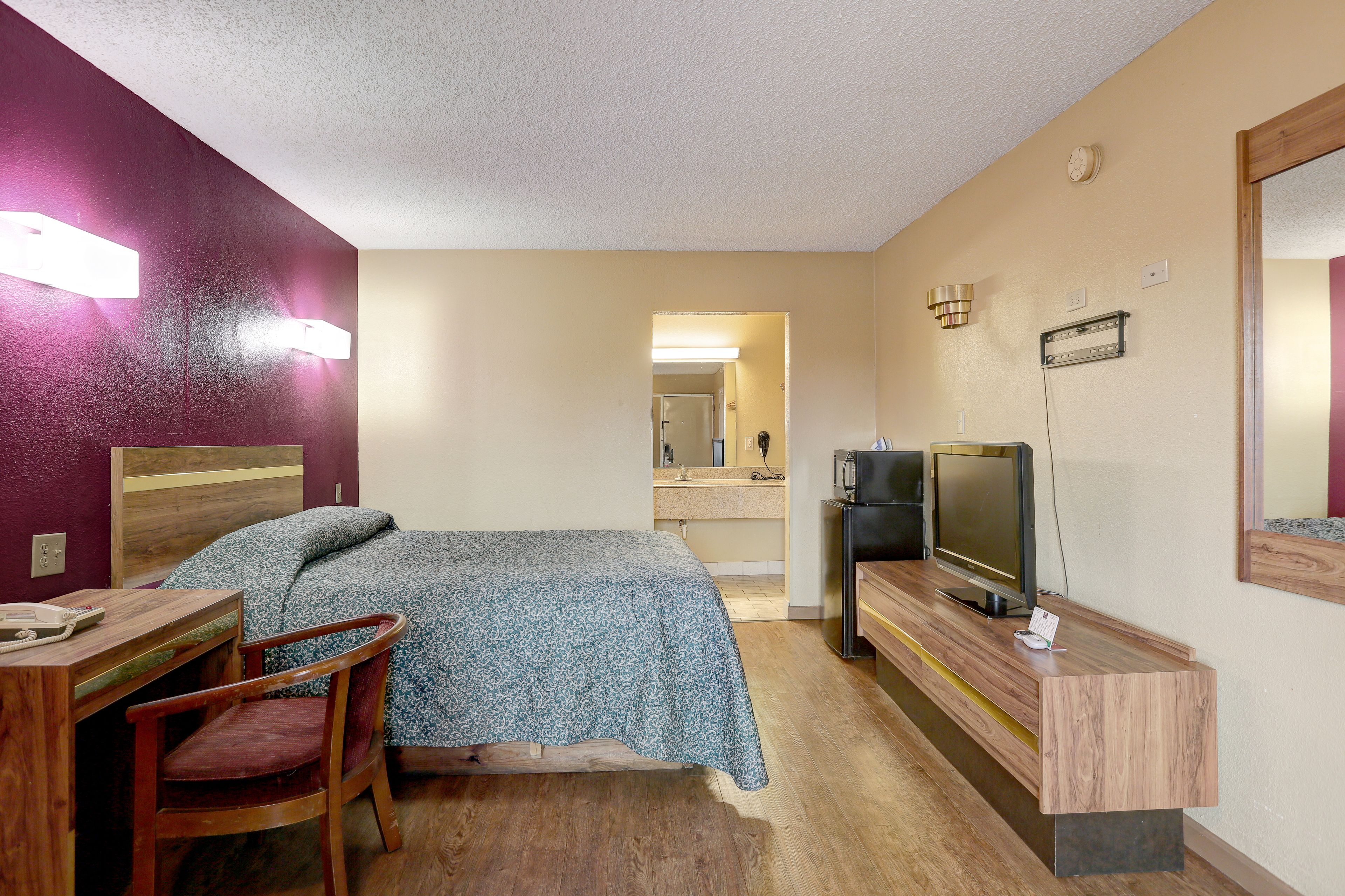 Habitación estándar, 1 cama Queen size, para no fumadores | Escritorio, tabla de planchar con plancha y wifi gratis 