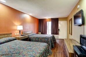 Tweepersoonskamer, 2 tweepersoonsbedden, niet-roken | Woonruimte | Flatscreentelevisie