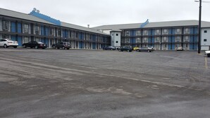 Free self-parking - Vista Inn and Suites Nashville Airport East (Hermitage)
