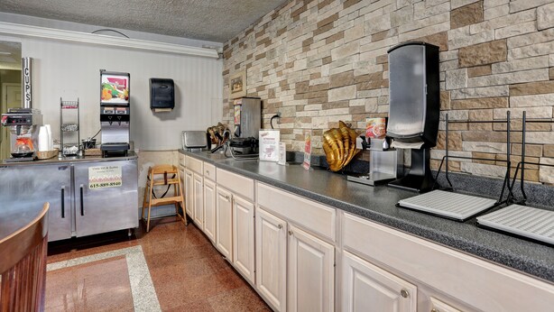 Free continental breakfast  - Vista Inn and Suites Nashville Airport East (Hermitage)