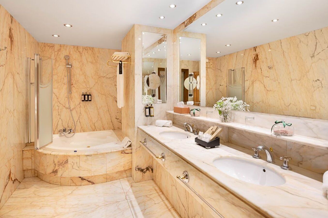 1 bedroom, down duvets, minibar, in-room safe