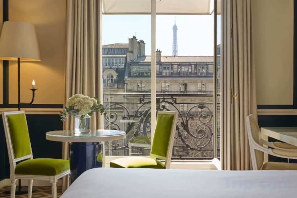 Premium bedding, in-room safe, desk, laptop workspace