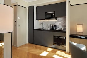 Suite « Premier » | Coin cuisine privé | Réfrigérateur, micro-ondes, plaque de cuisson, lave-vaisselle