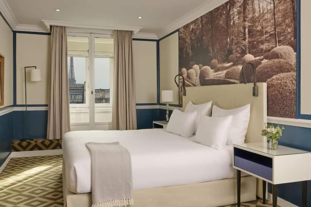 Premium bedding, in-room safe, desk, laptop workspace