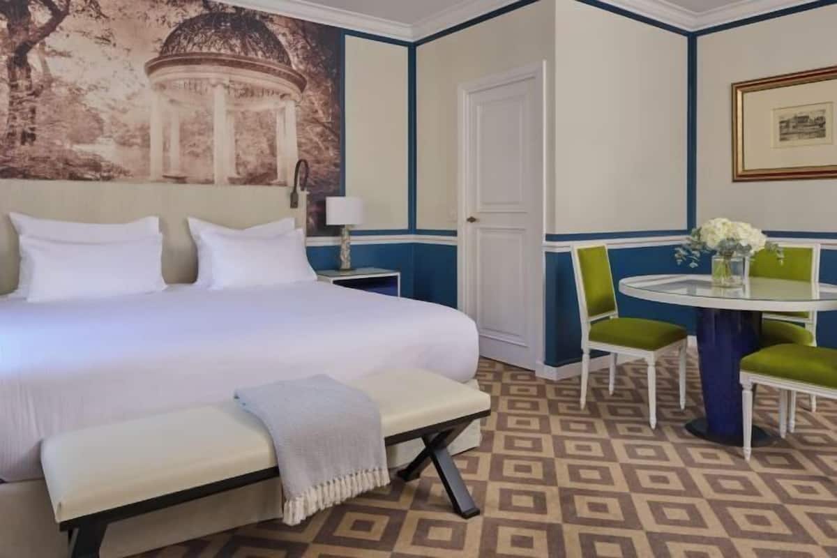 Premium bedding, in-room safe, desk, laptop workspace