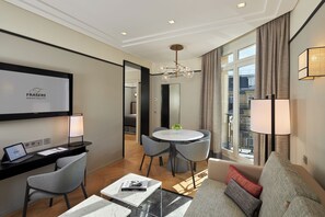 Suite Premier, 1 habitación | Área de sala de estar | Televisión de pantalla plana, reproductor de DVD y estación para iPod 