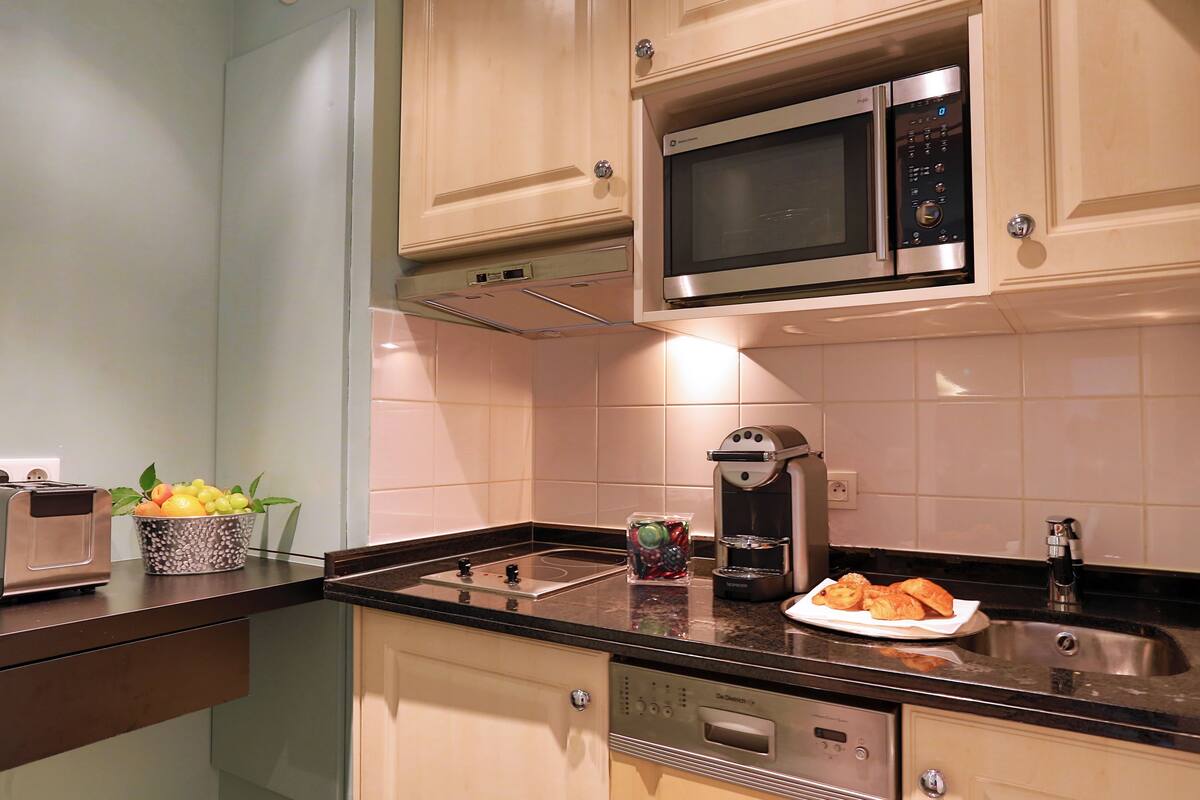 Private kitchen | Fridge, microwave, stovetop, dishwasher