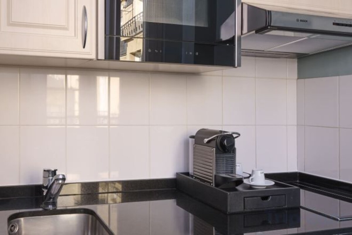 Cafetera/tetera, refrigerador, microondas, placa de cocina