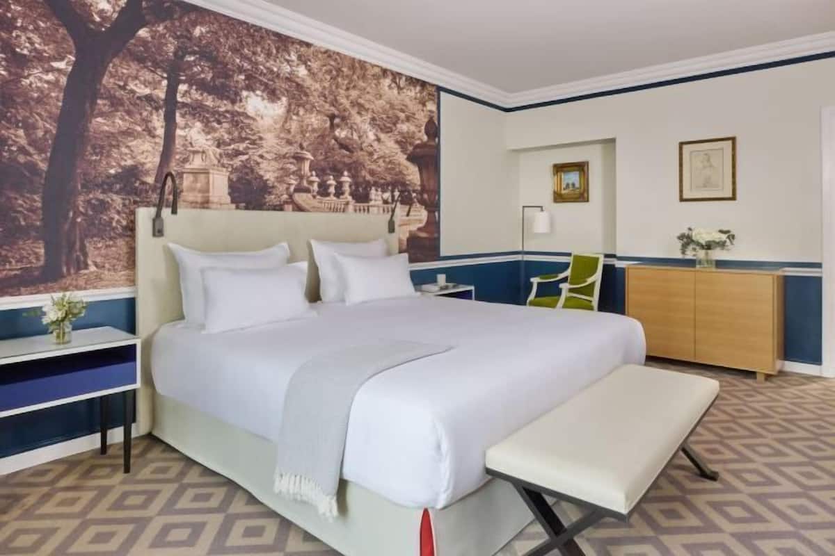 Premium bedding, in-room safe, desk, laptop workspace