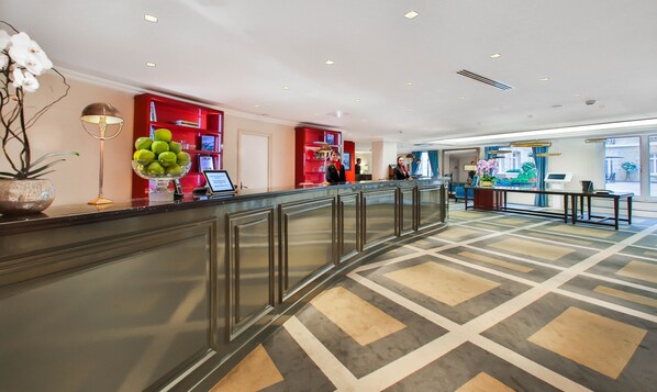Lobby-lounge