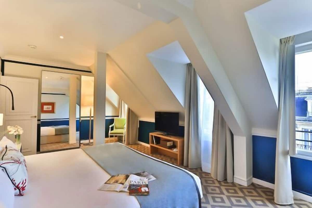 Premium bedding, in-room safe, desk, laptop workspace