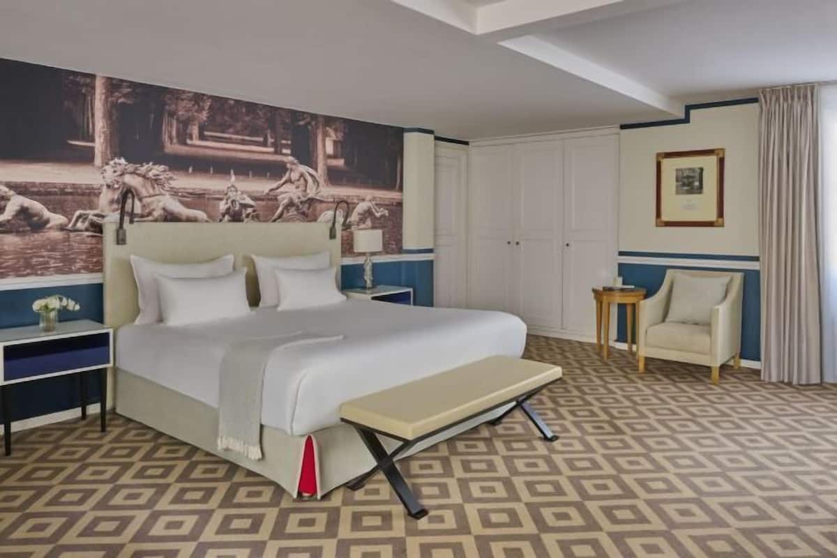 Premium bedding, in-room safe, desk, laptop workspace