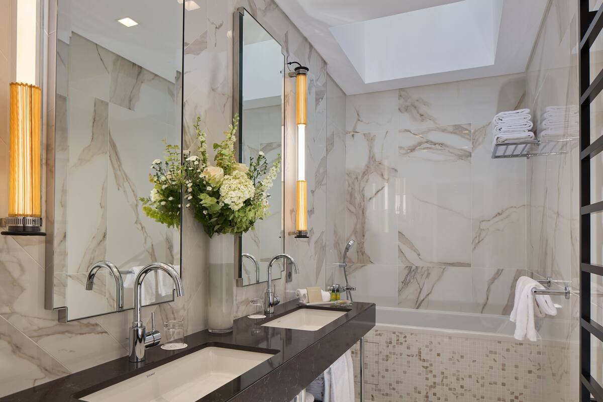 Bathroom | Combined shower/bathtub, designer toiletries, hair dryer, towels