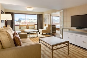 Suite, 1 King Bed, Non Smoking (Governor's)