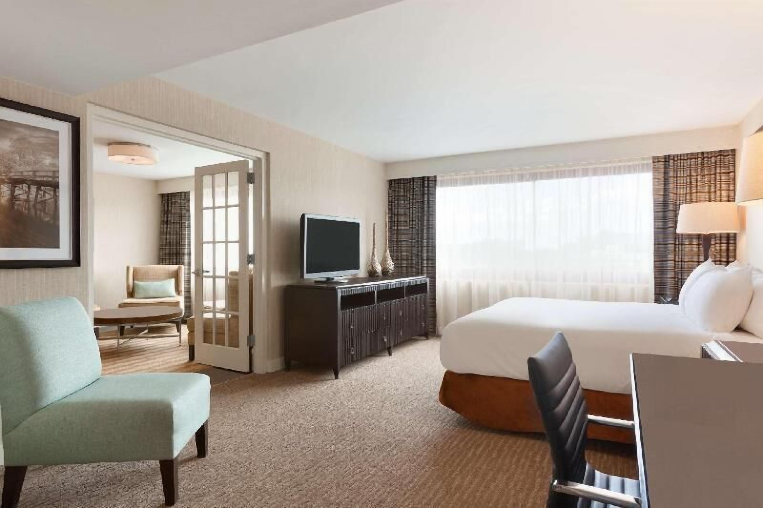 Pengeskab på værelset, skrivebord, arbejdsområde til bærbare computere