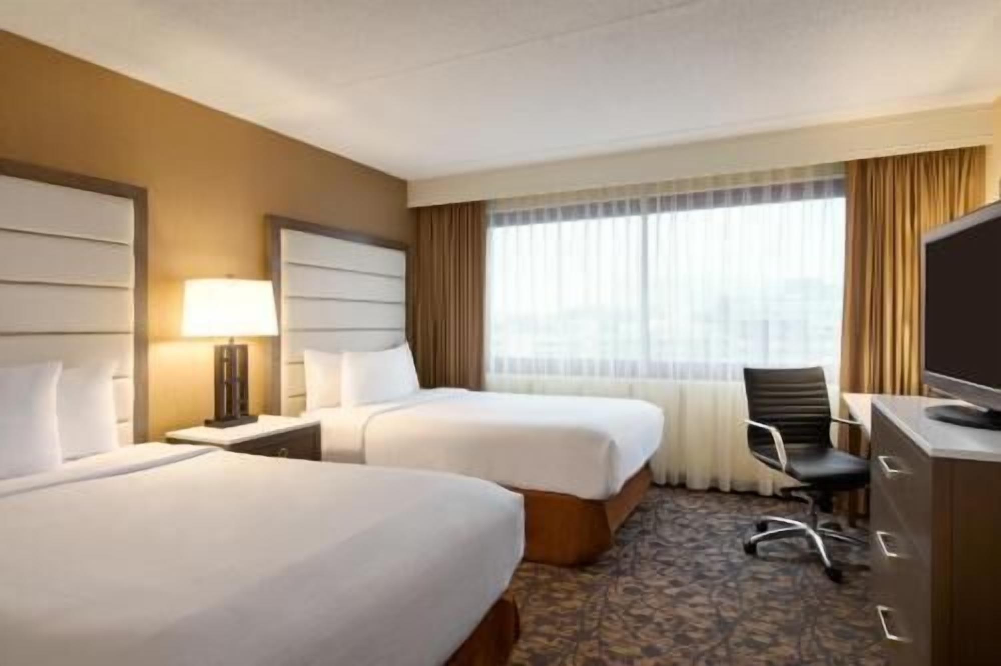 Pengeskab på værelset, skrivebord, arbejdsområde til bærbare computere