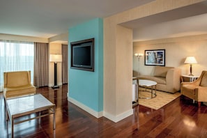 Premium Suite, 1 King Bed, Accessible, Non Smoking (Roll-in Shower) | Living area