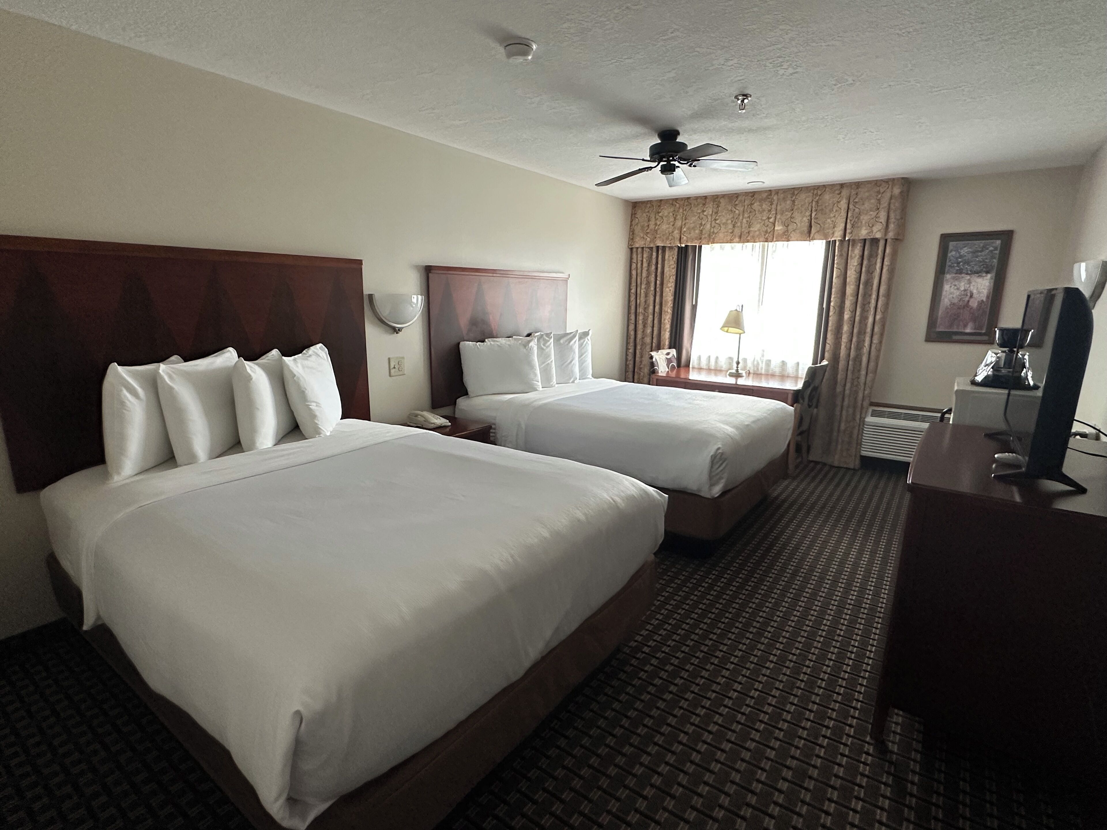 double room | living area | 27-inch tv with cable channels