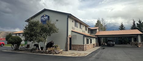 Un edificio de dos plantas con un letrero que dice "Alpine".
