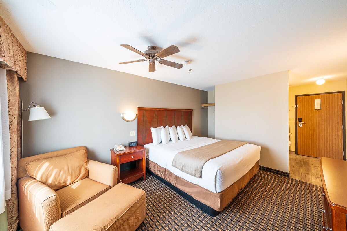 standard room, 1 king bed | living area | 27-inch tv with cable channels