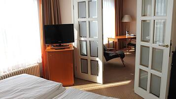 Hypo-allergenic bedding, in-room safe, desk, blackout curtains