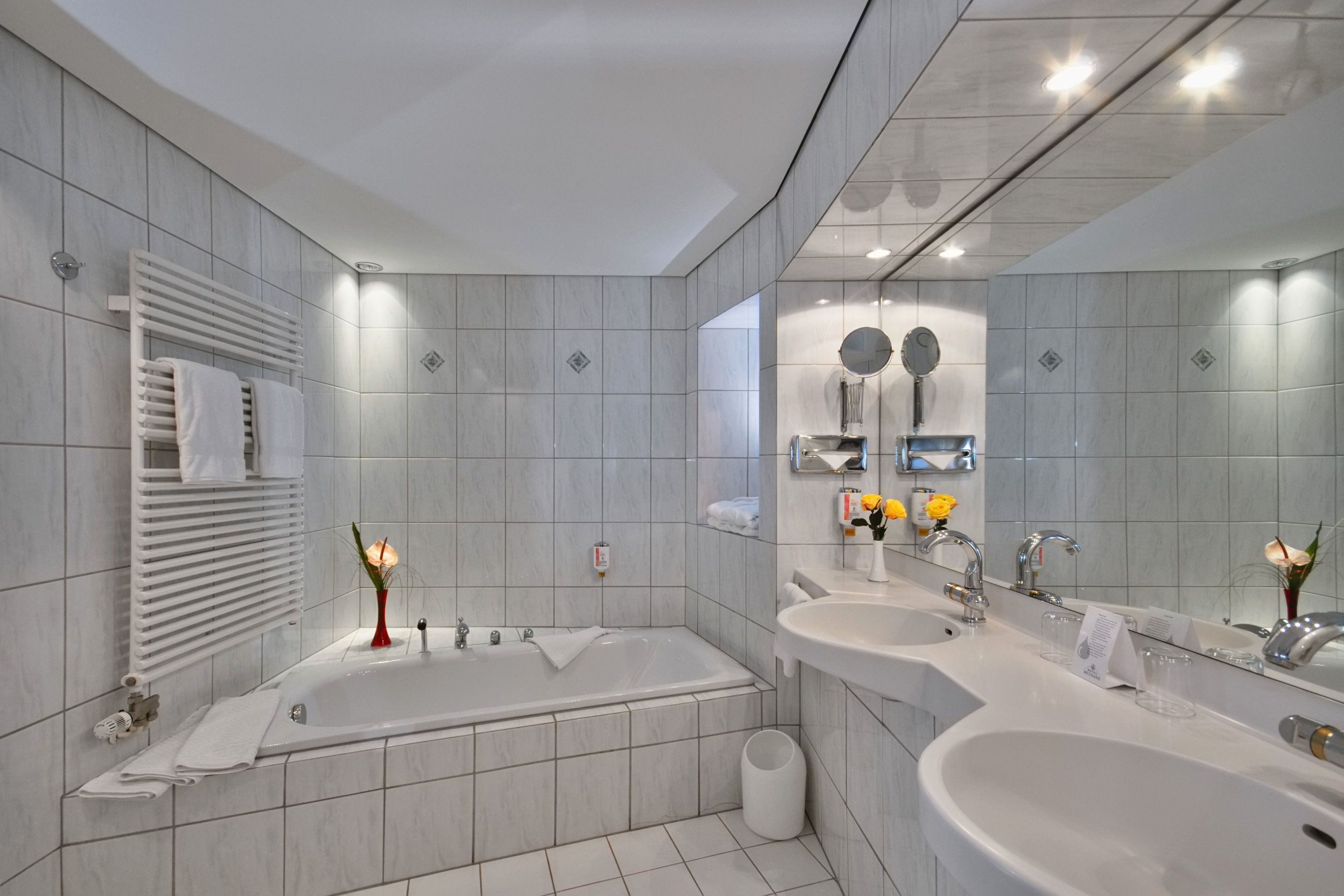 junior suite | bathroom | free toiletries, hair dryer, towels