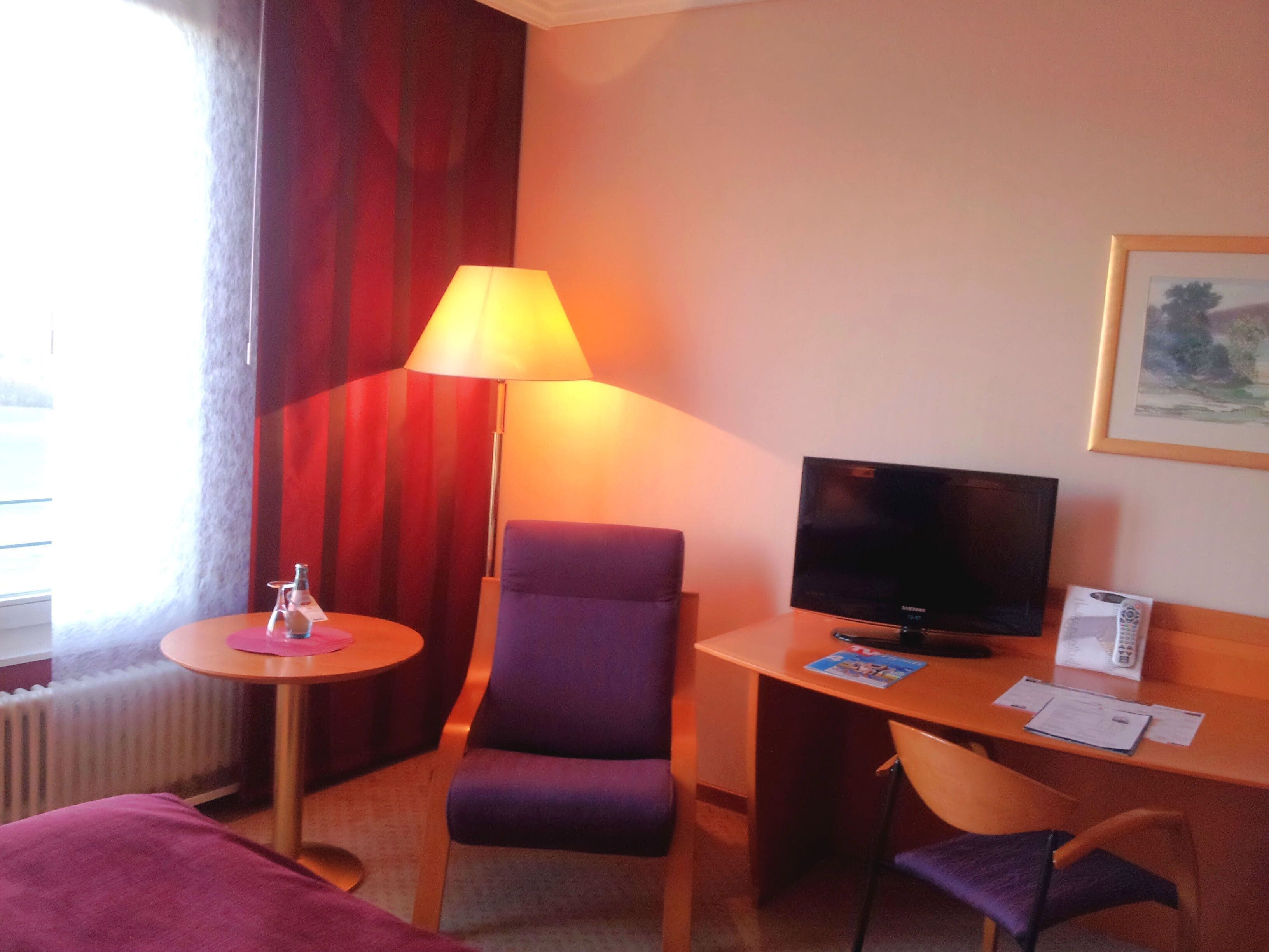 防过敏的被褥、客房内保险箱、特色家居、办公桌